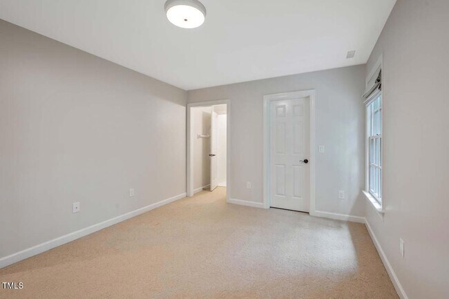 Building Photo - 1202 Summerville Ln