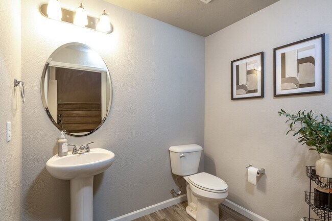 Building Photo - Townhouse Unit for Rent