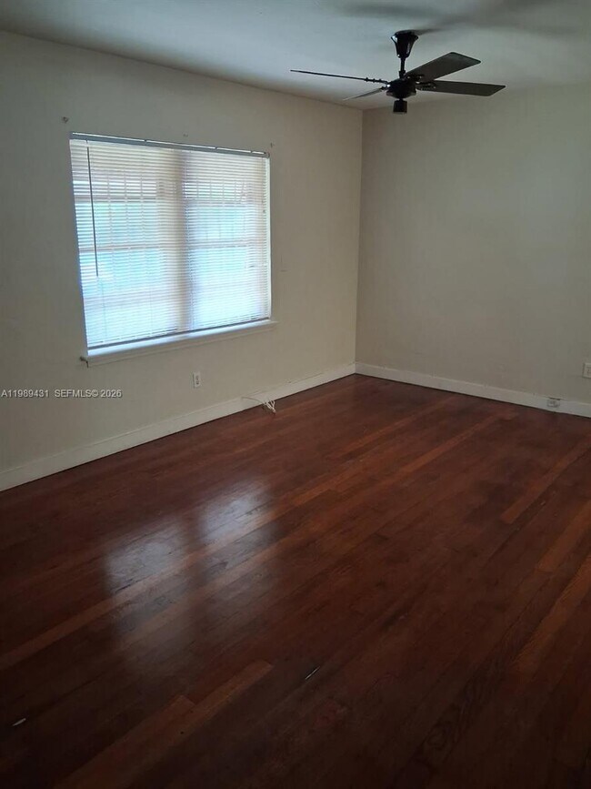 Building Photo - 1043 NE 114th St