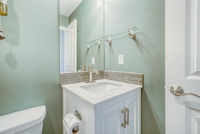 Building Photo - 2Bd/2.5Ba Issaquah Townhouse