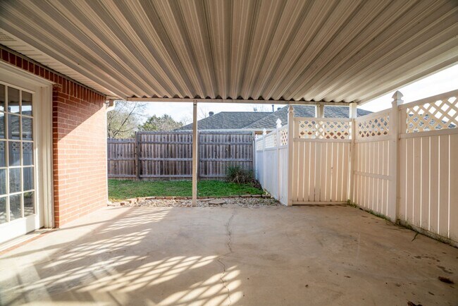 Building Photo - 3 bed 2 Bath townhome in a great location