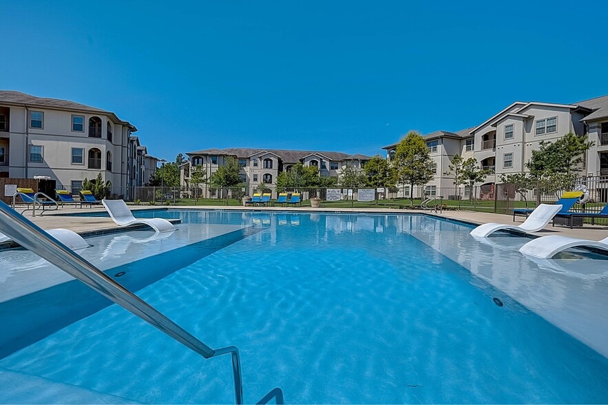 Building Photo - Capri Villas at the Lake