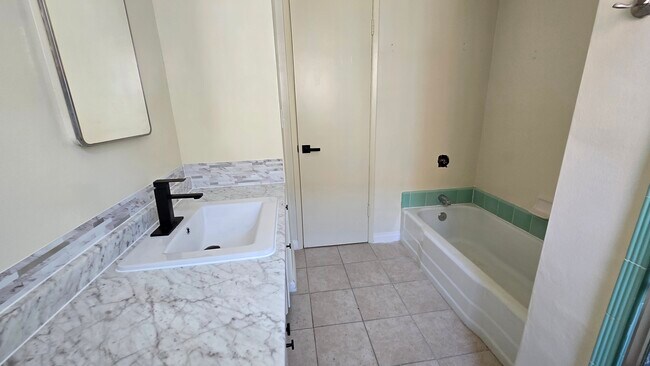 Building Photo - 526 S St Andrews Pl