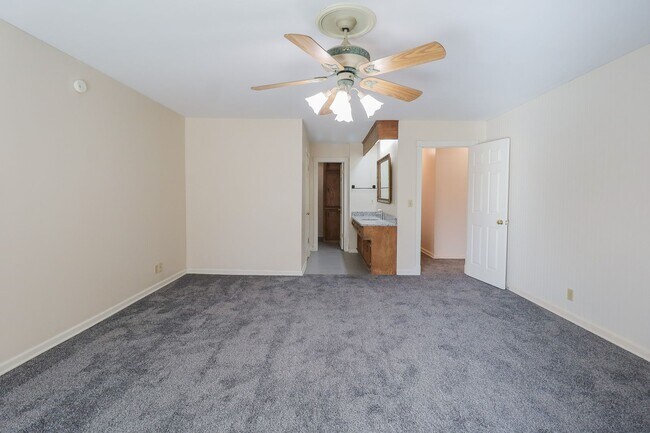 Building Photo - Updated Move In Ready 3-Bedroom Home, Grea...