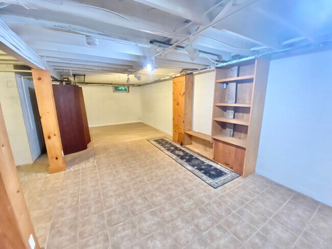 Building Photo - 28 Alder Ln