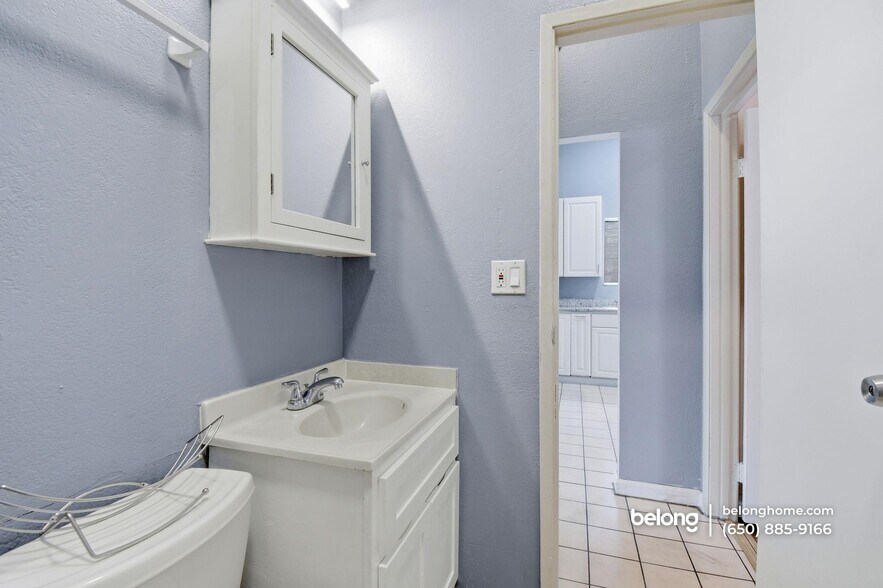 Building Photo - 3221 Helen St