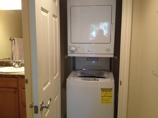 Building Photo - RB Luxury 2 Br Townhome 2 car spots Laundry $3190 TEXT 760-715-5861