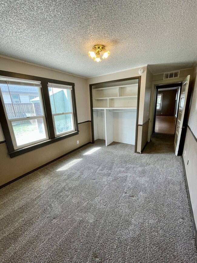 Building Photo - 3 Bedroom 2 Bathroom Home in Fantastic Location
