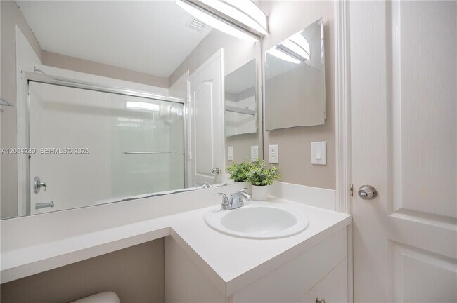 Building Photo - 5000 NW 116th Ct