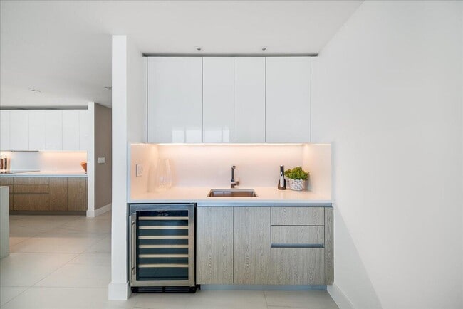 Building Photo - 3100 N Ocean Dr