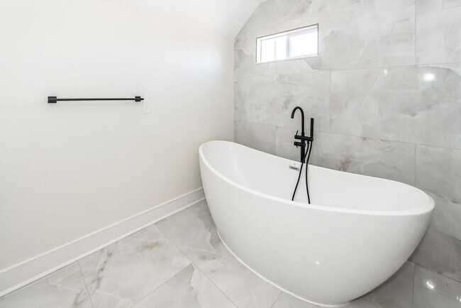 Building Photo - 3 Bedroom, 3 Bathroom Home in Union Heights - North Charleston