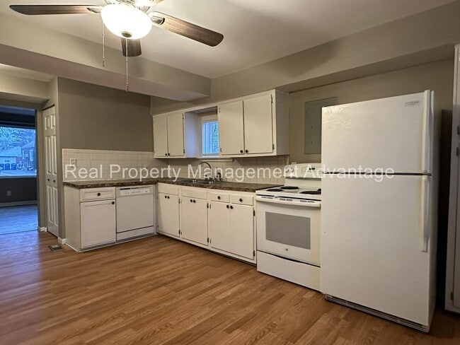 Building Photo - Cute Three-Bedroom with Large Deck!