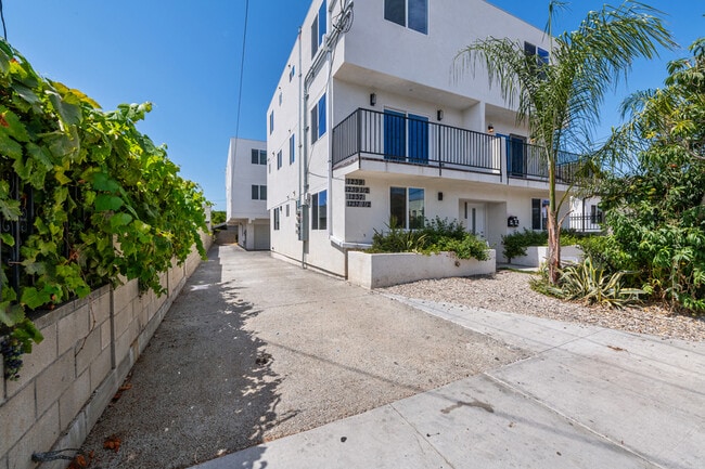 Building Photo - 1237 N Kenmore Ave