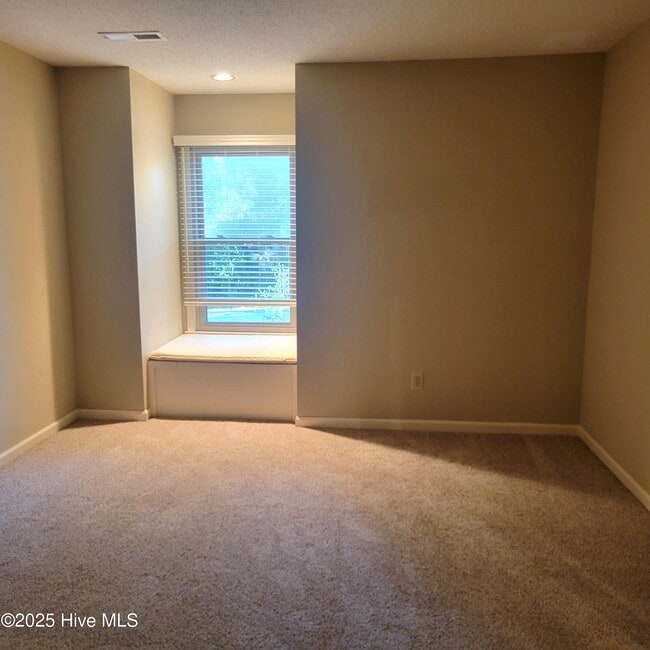 Building Photo - 301 Hampton Ct