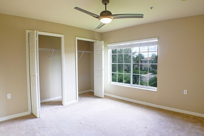Building Photo - Spacious Townhouse in a Gated community in...