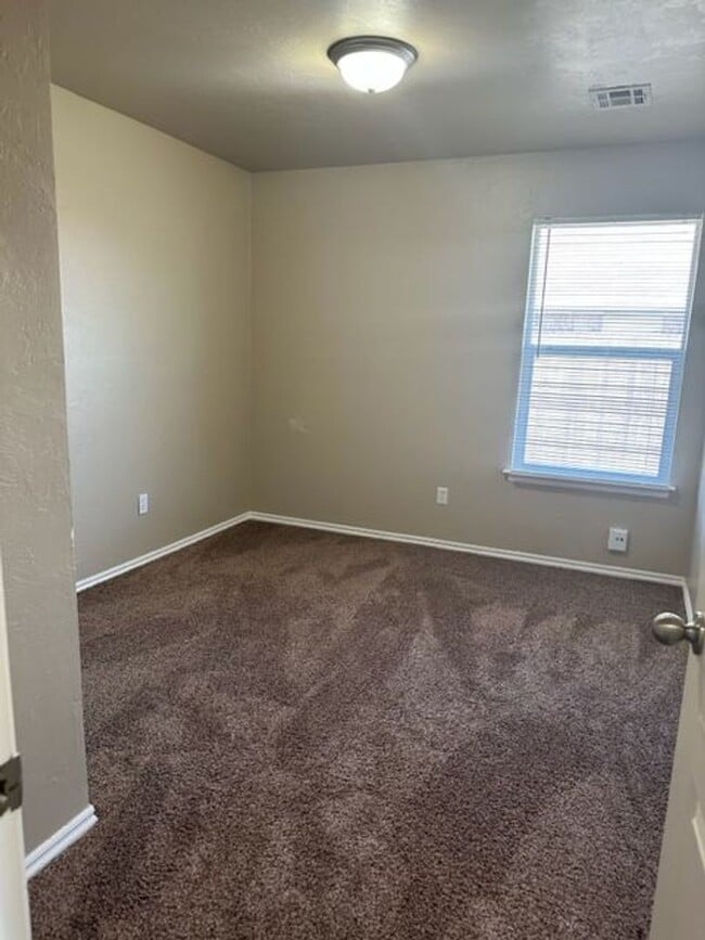 Building Photo - Great Duplex with Open Floor Plan - Wood Laminate Floors in Living