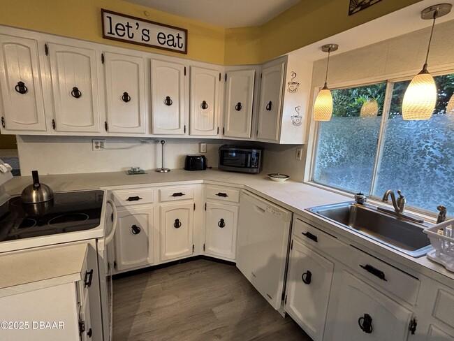 Building Photo - 528 Bostwick Ave