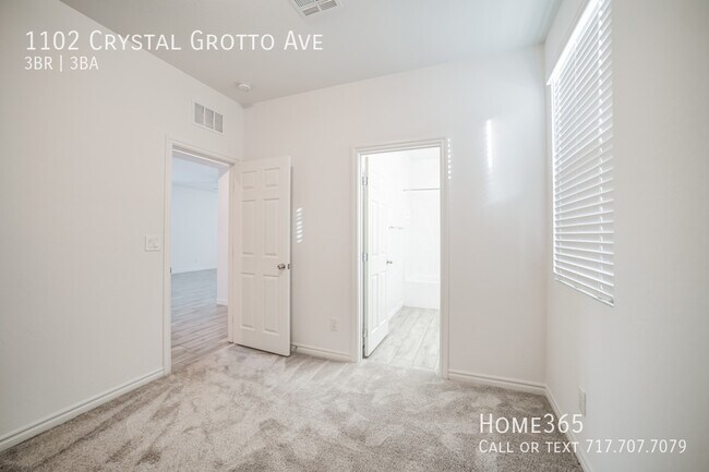 Building Photo - Stunning 3 Bed, 3 Bath Home in Thriving La...