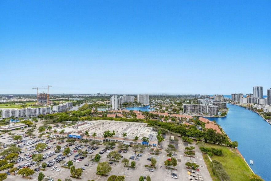 Building Photo - 2602 E Hallandale Beach Blvd