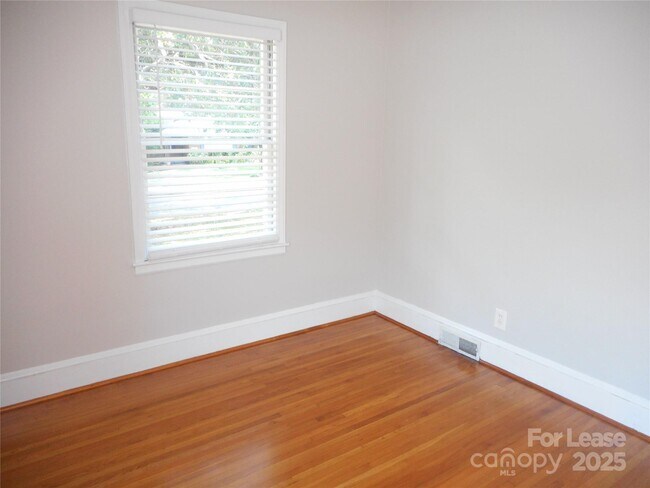 Building Photo - 1210 Norland Rd