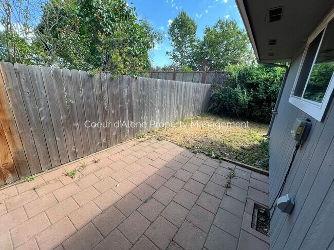 Building Photo - 10230 N Hillview Dr