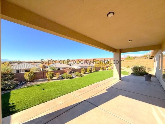 Building Photo - Gorgeous 3 bed, 3.5 bath 3 car garage home with views