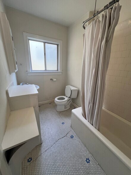 Bathroom - 502 1/2 N Heliotrope Dr