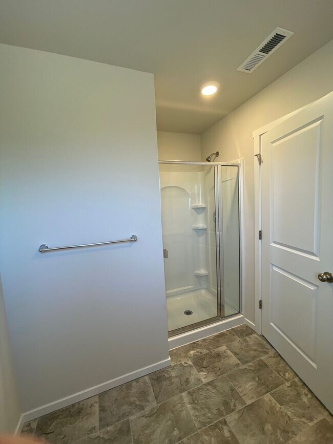 Building Photo - Town Home in NW Redmond's Canyon Ridge