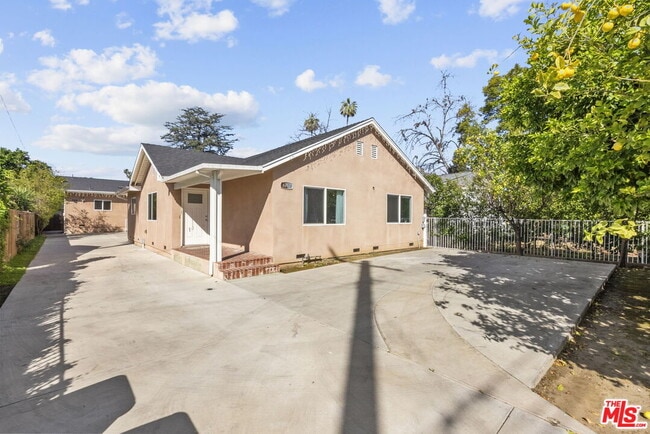 Building Photo - 6717 Cedros Ave