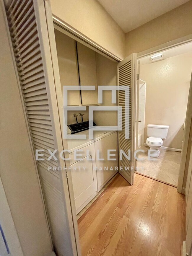 Building Photo - 2/2 Condo with 1 Car Garage, Wrap Around Patio, Fireplace, Granite Kitchen and Community Pool