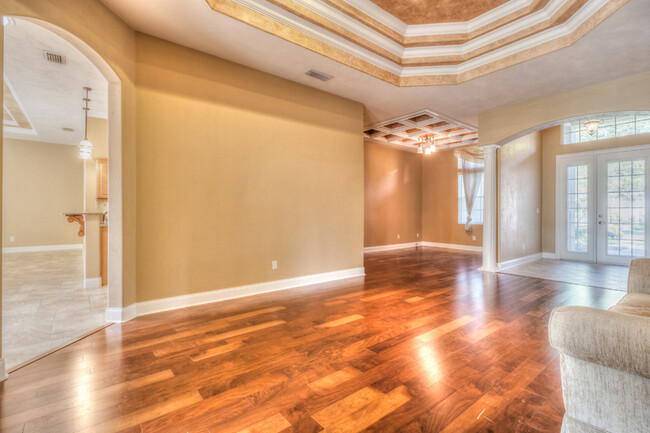 Building Photo - Stunning Pool Home in Town Park!