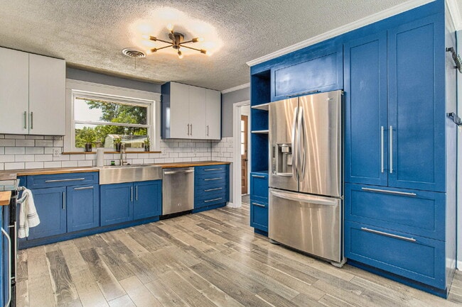 Building Photo - Beautiful East Hill home located in one of...