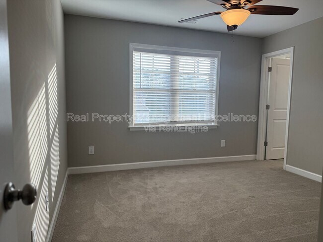 Building Photo - 432 Fallingbrook Dr