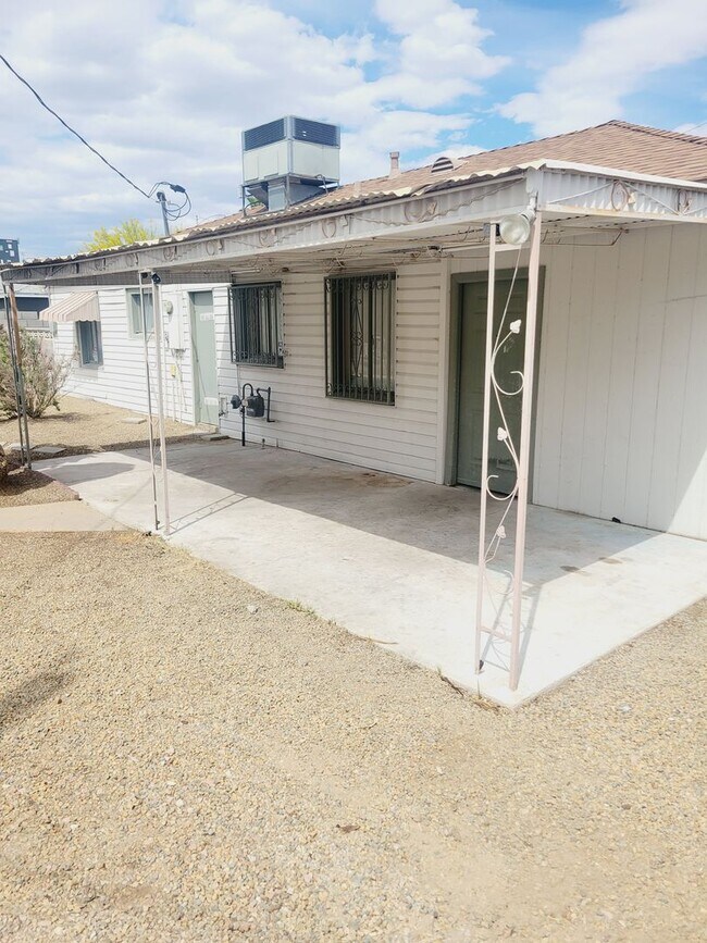 Building Photo - HOME WITH SPARKLING POOL! NO HOA!