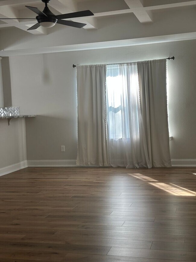 Building Photo - 3 Bedroom with extra Office Space AVAILABL...