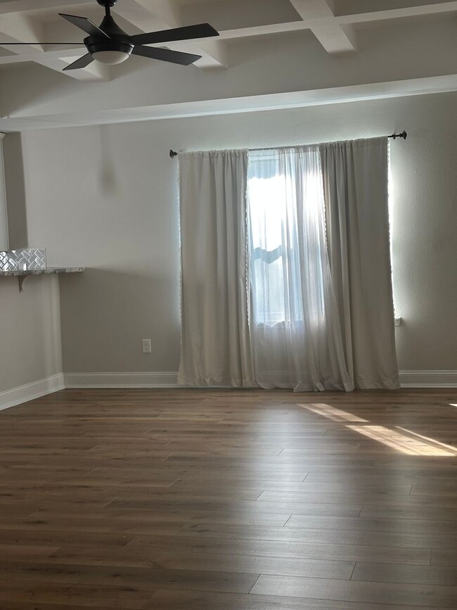 Building Photo - 3 Bedroom with extra Office Space AVAILABLE NOW!