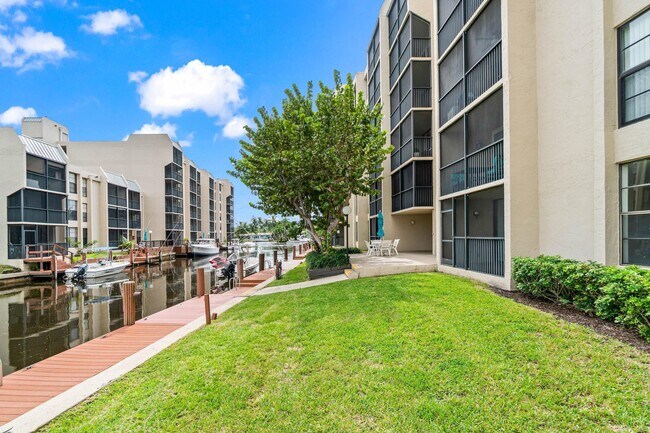 Building Photo - 17 Royal Palm Way