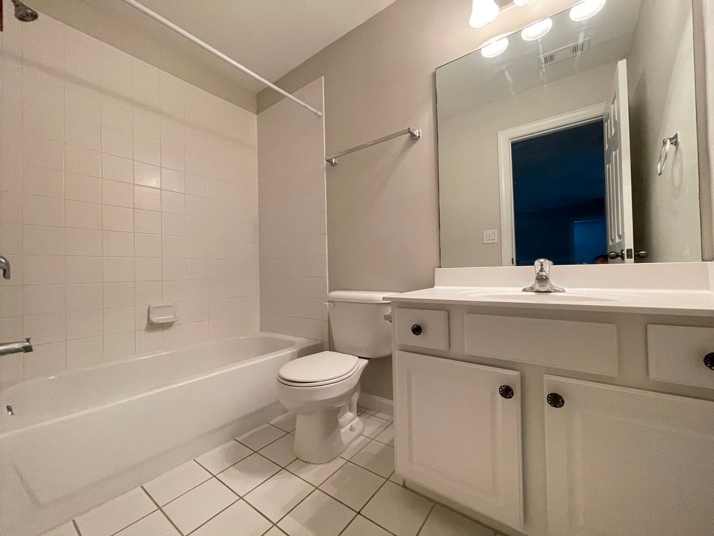 Full bath upstairs - 2650 Royston Dr