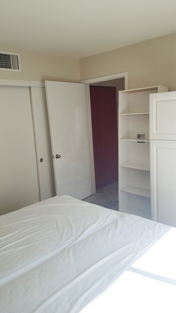Building Photo - Three Bedroom Southwest Condo, Tile, Ground Floor