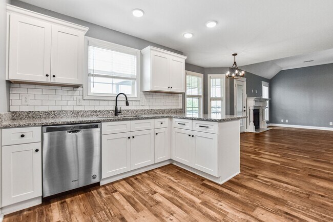 Building Photo - Pet Friendly Three Bedroom with Bonus!