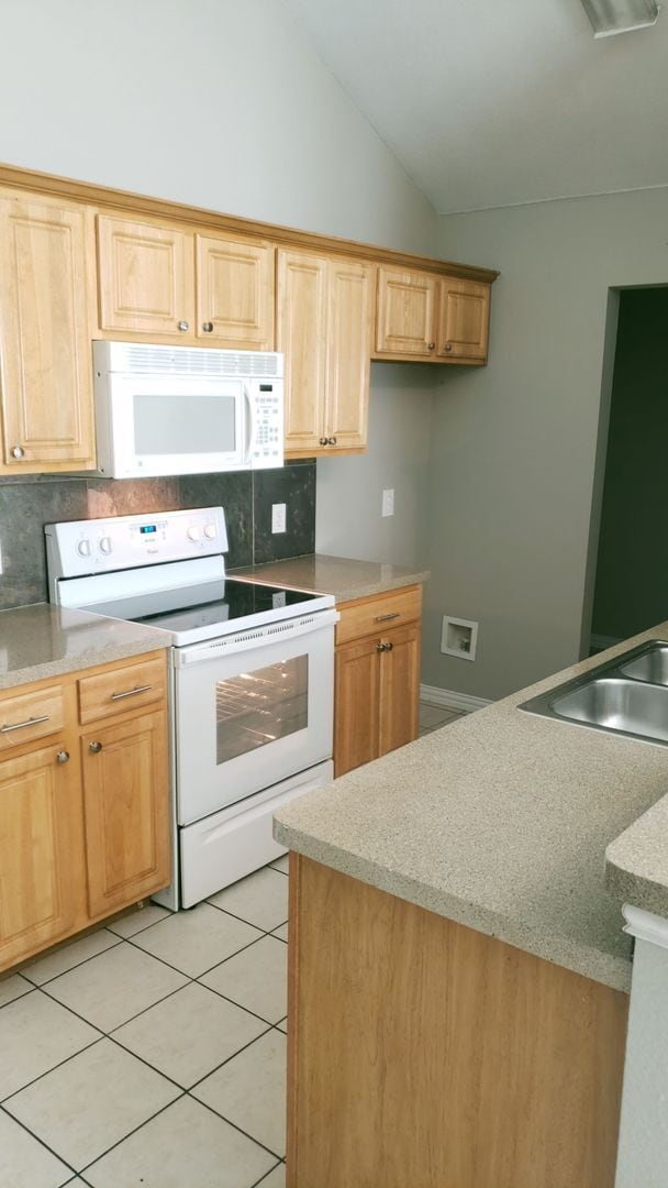 Building Photo - Great size Duplex for rent in Arlington!