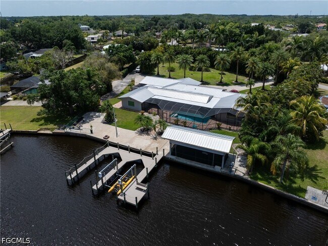 Building Photo - 14562 Riverside Dr