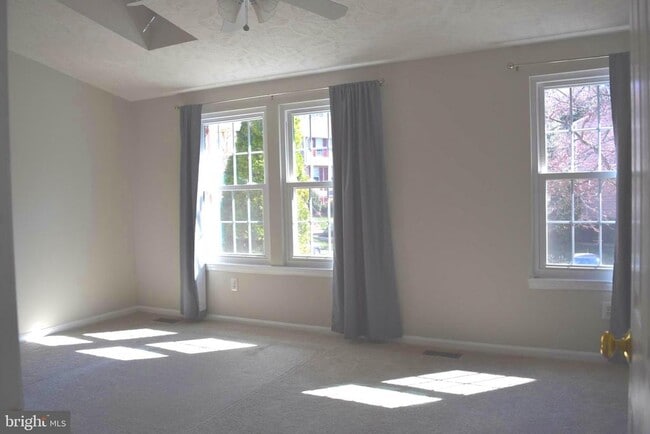 Building Photo - 1549 Autumn Ridge Cir