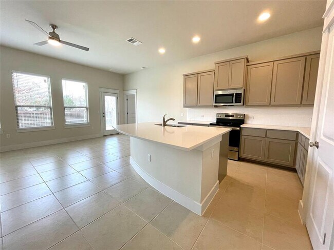 Building Photo - 13001 Hymeadow Dr