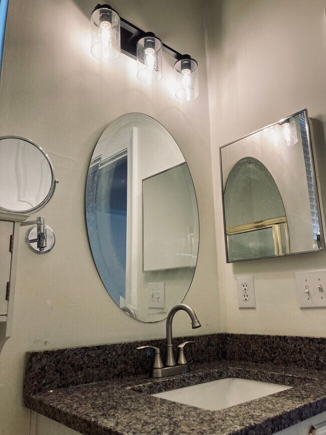 Building Photo - Renovated Southpark condo!