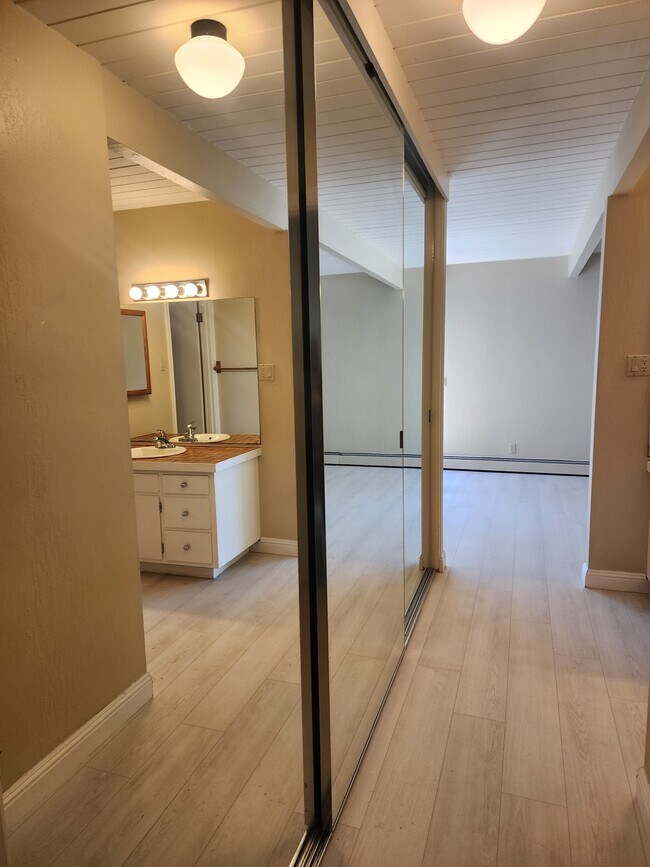 Building Photo - 721 Las Colindas Rd