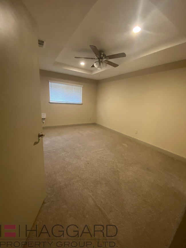 Building Photo - Renovated half duplex-2 bed, 1 bath, 1 story