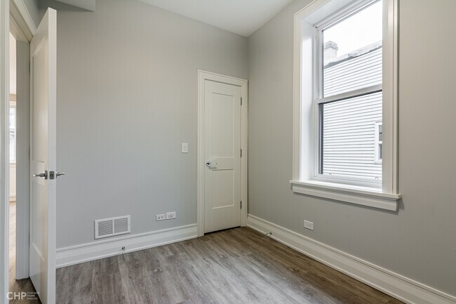 Building Photo - 2318 W Thomas St