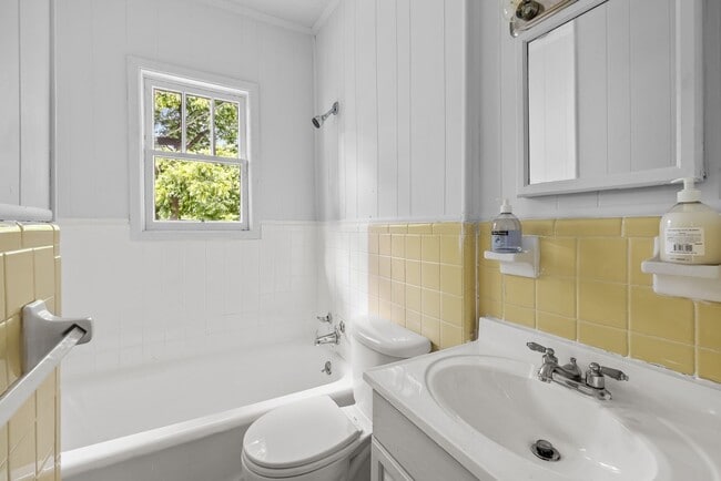 Building Photo - Charming 3 Bedroom, 2 Bathroom house