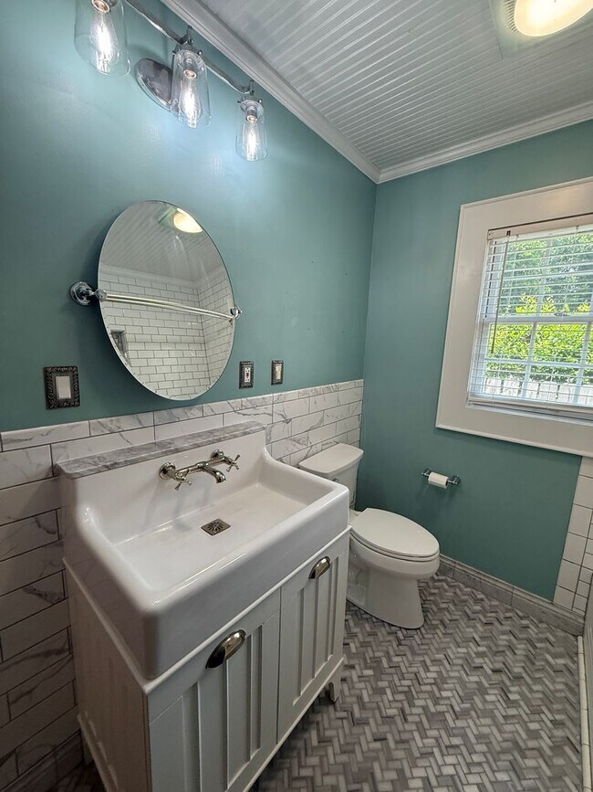 Building Photo - Gorgeous 4 Bed, 3 Bath Haymount Home